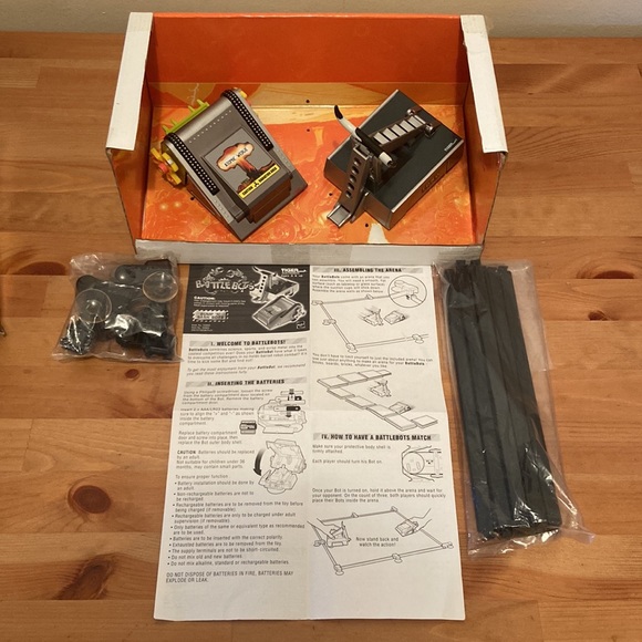 2001 Battlebots Bump N' Bash Bots TORO & ATOMIC WEDGIE Arena. - Picture 4 of 6